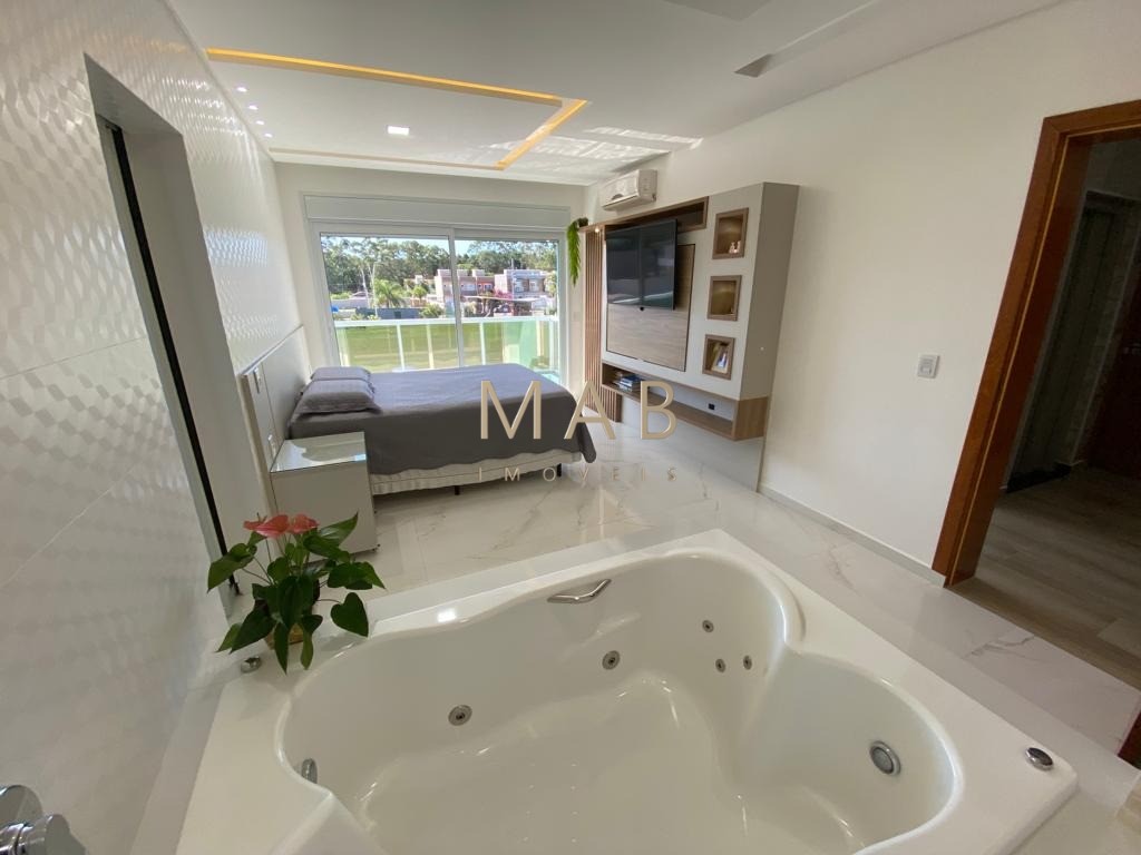 Casa de alto padrão com 300 m² privativos, localizada em condomínio na Ilha do Francês, entre as praias dos Ingleses e Moçambique, a aproximadamente 6