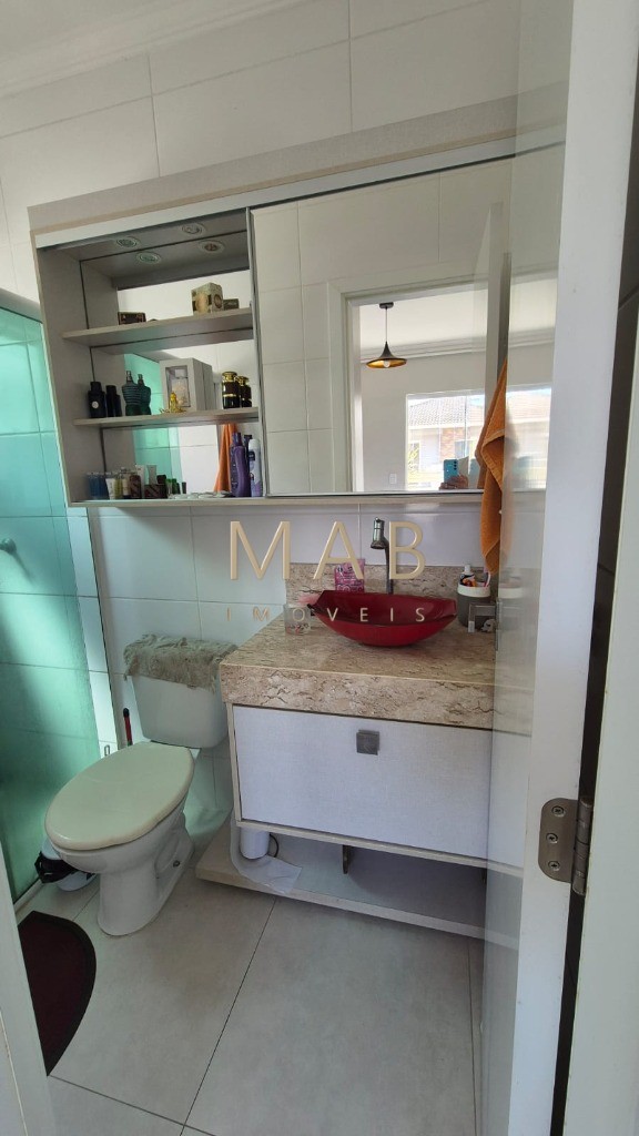 Apartamento SEMIMOBILIADO à venda em Florianópolis-SC, Ingleses do Rio Vermelho: 2 quartos sendo 1 suíte, 77m², 1 vaga na garagem!