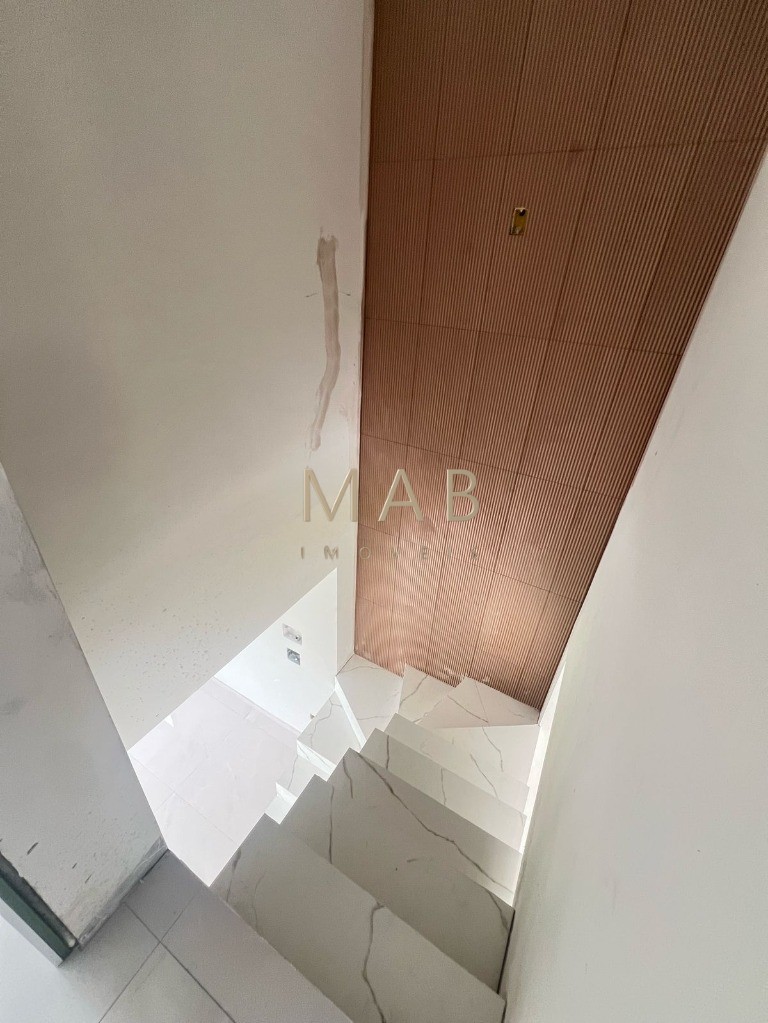 Sobrado NÃO Geminado à Venda na Praia dos Ingleses em Florianópolis/SC!! Unidade com: 4 dormitórios sendo 1 suíte com closet!