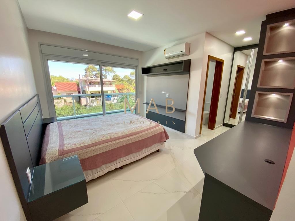 Casa de alto padrão com 300 m² privativos, localizada em condomínio na Ilha do Francês, entre as praias dos Ingleses e Moçambique, a aproximadamente 6