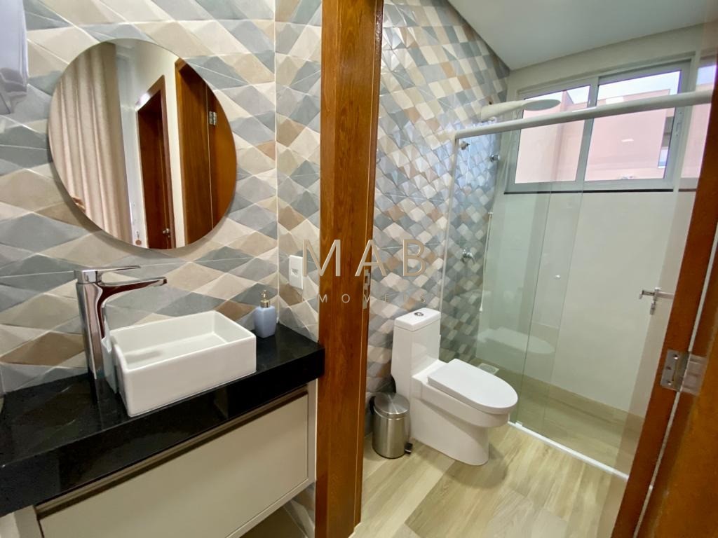 Casa de alto padrão com 300 m² privativos, localizada em condomínio na Ilha do Francês, entre as praias dos Ingleses e Moçambique, a aproximadamente 6