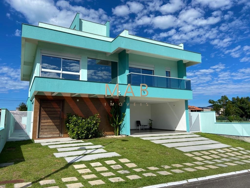Casa de alto padrão com 300 m² privativos, localizada em condomínio na Ilha do Francês, entre as praias dos Ingleses e Moçambique, a aproximadamente 6