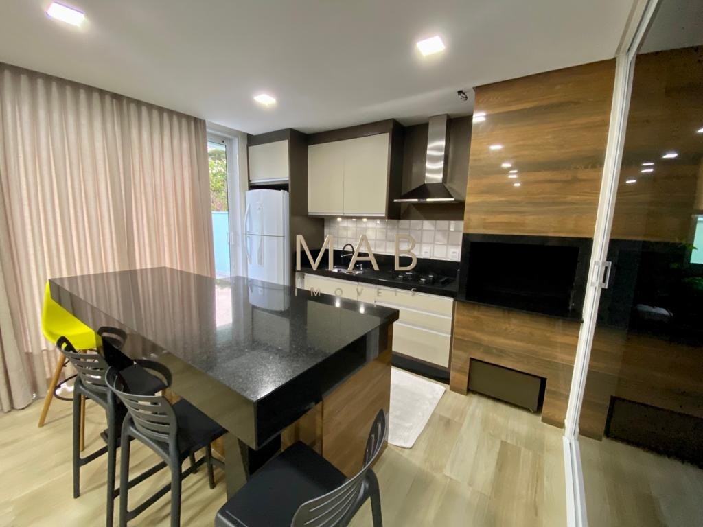 Casa de alto padrão com 300 m² privativos, localizada em condomínio na Ilha do Francês, entre as praias dos Ingleses e Moçambique, a aproximadamente 6