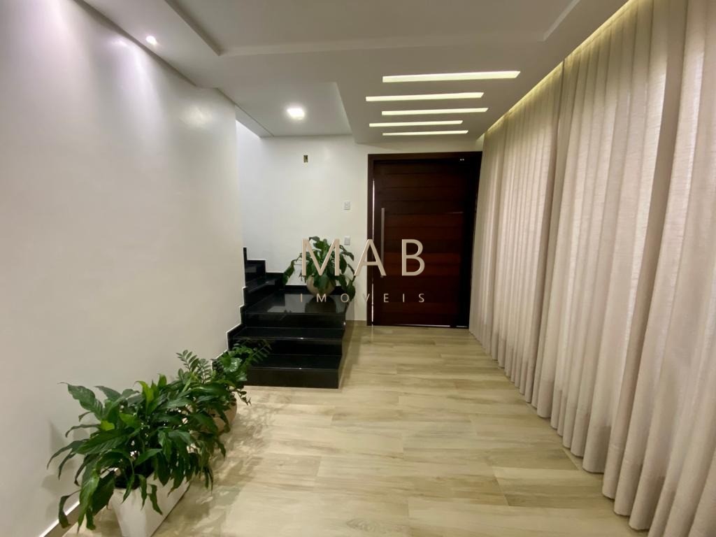 Casa de alto padrão com 300 m² privativos, localizada em condomínio na Ilha do Francês, entre as praias dos Ingleses e Moçambique, a aproximadamente 6