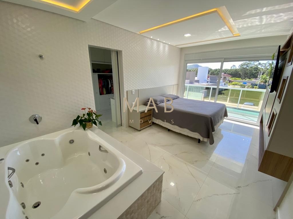 Casa de alto padrão com 300 m² privativos, localizada em condomínio na Ilha do Francês, entre as praias dos Ingleses e Moçambique, a aproximadamente 6