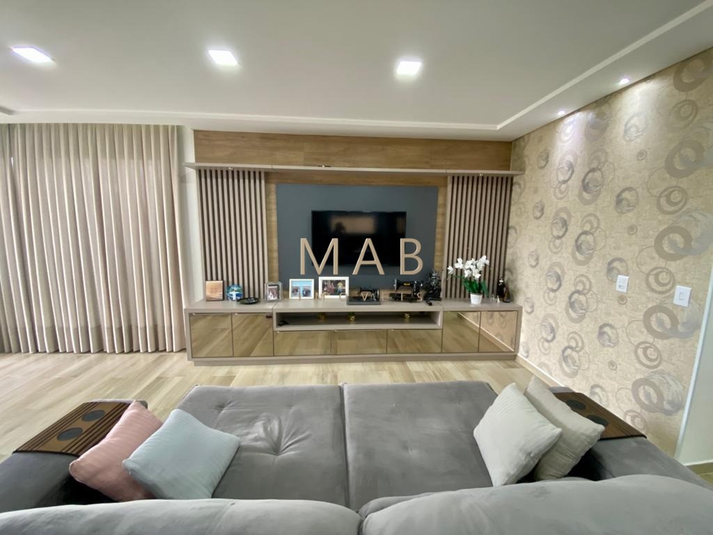 Casa de alto padrão com 300 m² privativos, localizada em condomínio na Ilha do Francês, entre as praias dos Ingleses e Moçambique, a aproximadamente 6