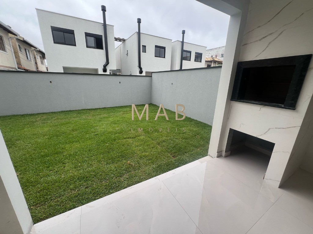 Sobrado NÃO Geminado à Venda na Praia dos Ingleses em Florianópolis/SC!! Unidade com: 4 dormitórios sendo 1 suíte com closet!