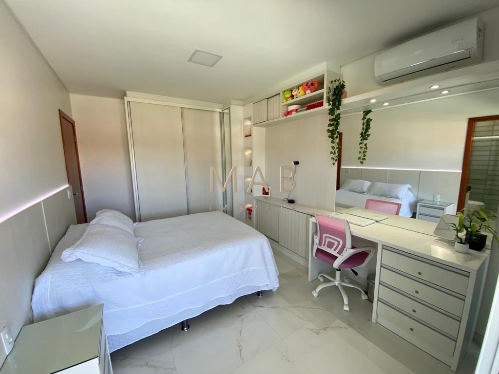 Casa de alto padrão com 300 m² privativos, localizada em condomínio na Ilha do Francês, entre as praias dos Ingleses e Moçambique, a aproximadamente 6