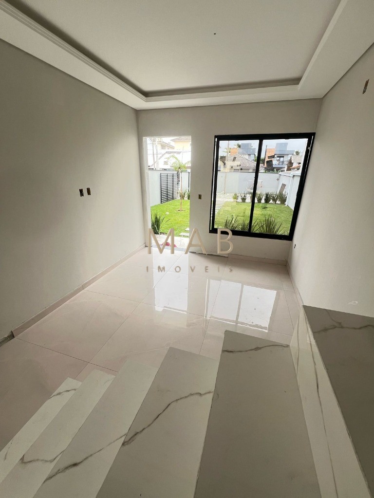 Sobrado NÃO Geminado à Venda na Praia dos Ingleses em Florianópolis/SC!! Unidade com: 4 dormitórios sendo 1 suíte com closet!