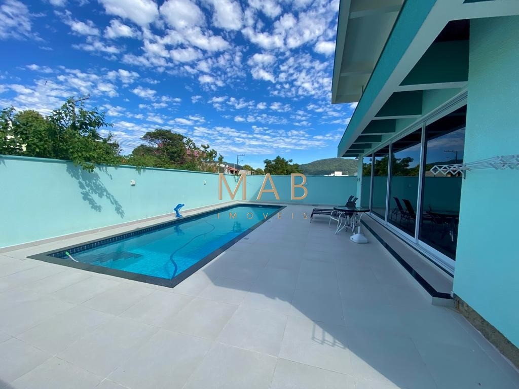Casa de alto padrão com 300 m² privativos, localizada em condomínio na Ilha do Francês, entre as praias dos Ingleses e Moçambique, a aproximadamente 6
