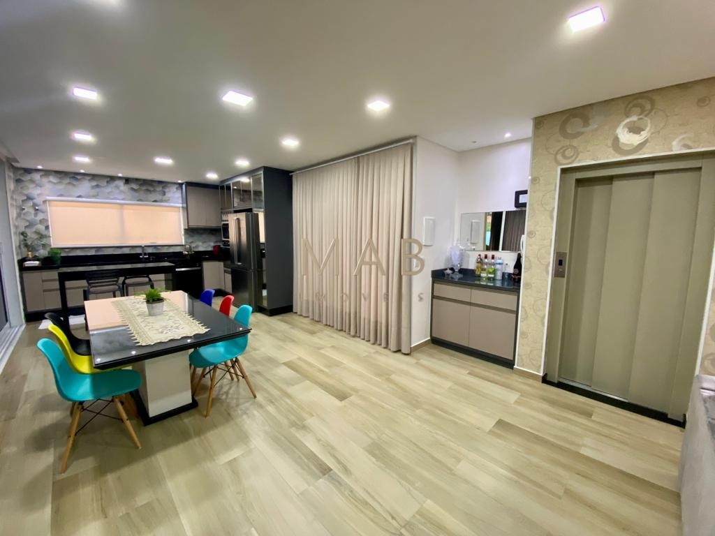 Casa de alto padrão com 300 m² privativos, localizada em condomínio na Ilha do Francês, entre as praias dos Ingleses e Moçambique, a aproximadamente 6
