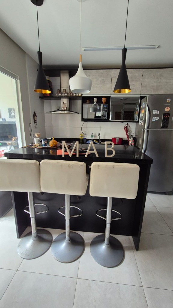 Apartamento SEMIMOBILIADO à venda em Florianópolis-SC, Ingleses do Rio Vermelho: 2 quartos sendo 1 suíte, 77m², 1 vaga na garagem!