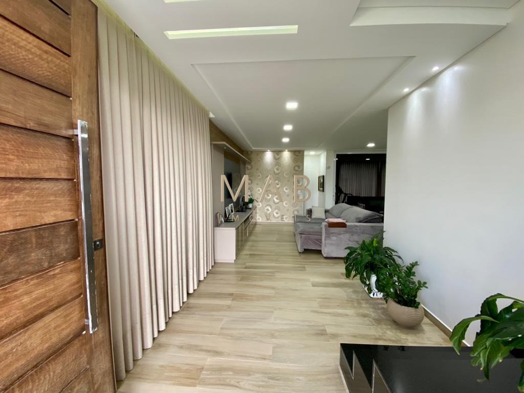 Casa de alto padrão com 300 m² privativos, localizada em condomínio na Ilha do Francês, entre as praias dos Ingleses e Moçambique, a aproximadamente 6