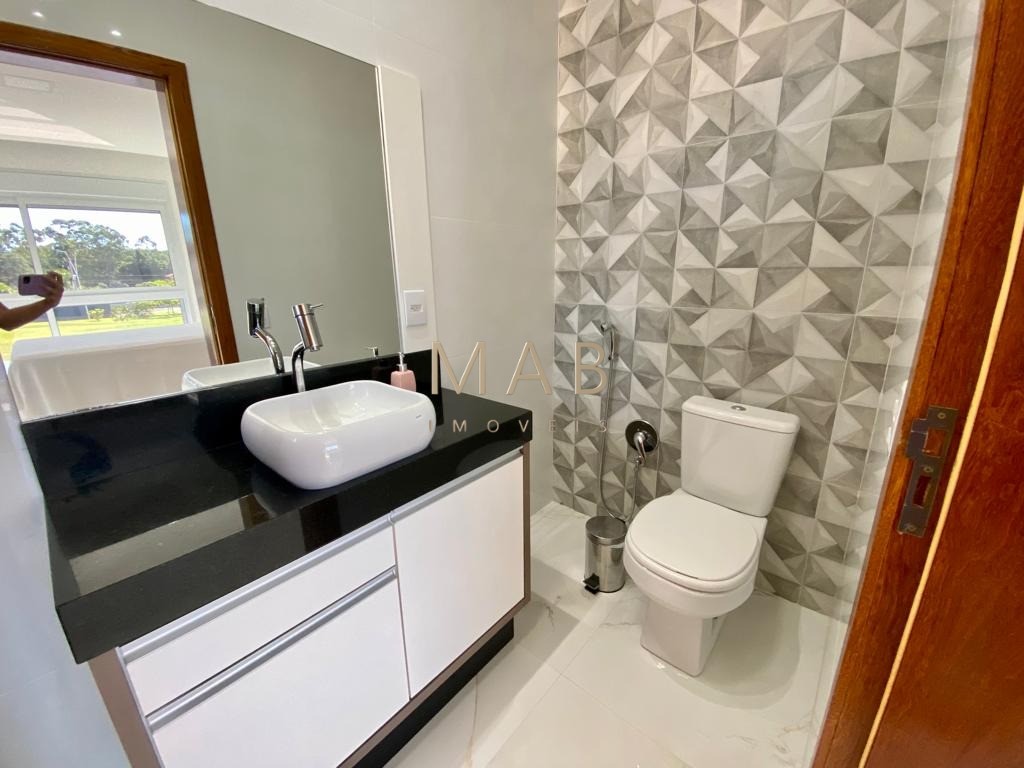 Casa de alto padrão com 300 m² privativos, localizada em condomínio na Ilha do Francês, entre as praias dos Ingleses e Moçambique, a aproximadamente 6