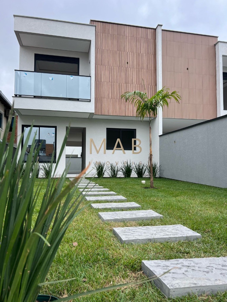 Sobrado NÃO Geminado à Venda na Praia dos Ingleses em Florianópolis/SC!! Unidade com: 4 dormitórios sendo 1 suíte com closet!