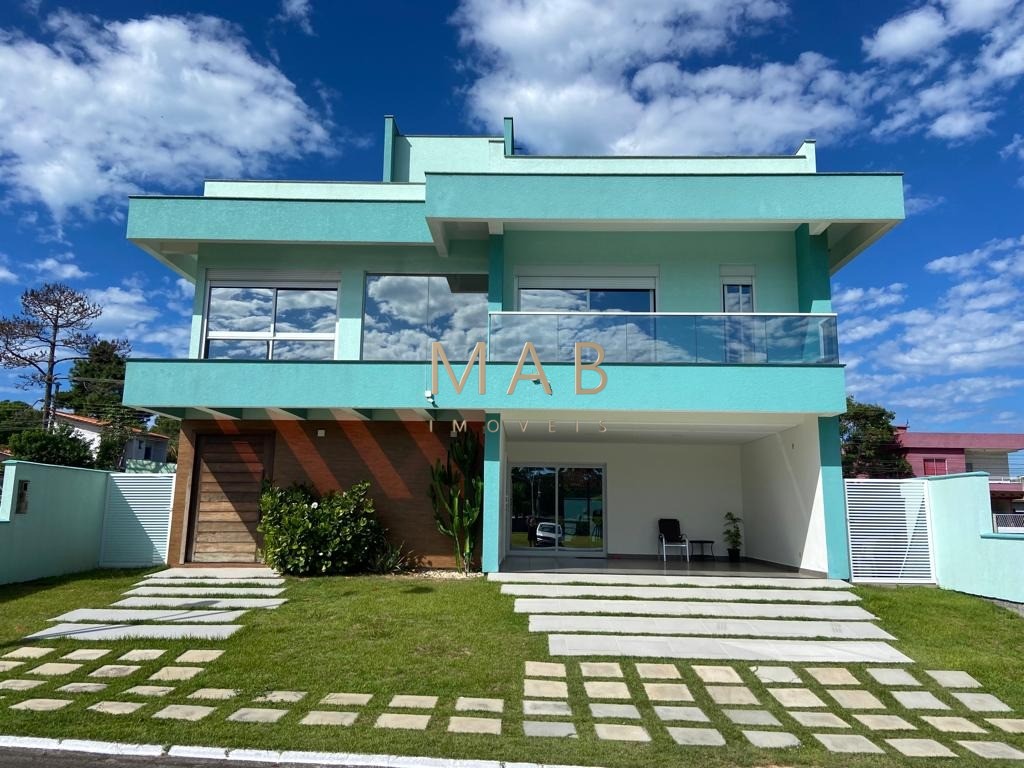 Casa de alto padrão com 300 m² privativos, localizada em condomínio na Ilha do Francês, entre as praias dos Ingleses e Moçambique, a aproximadamente 6