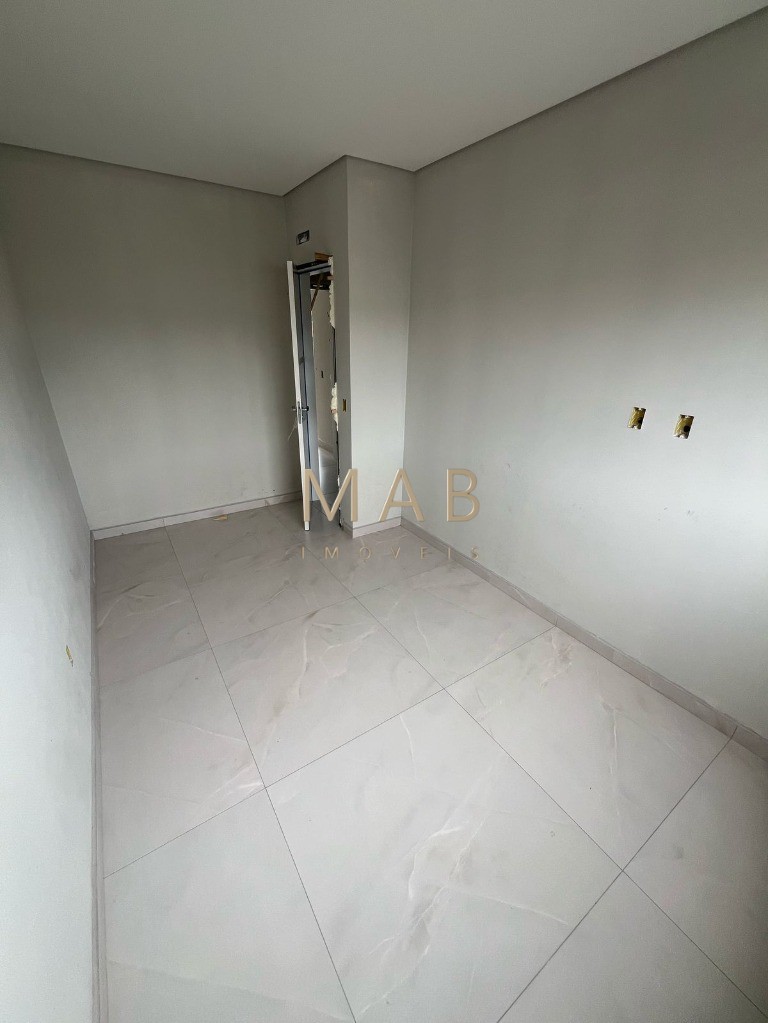 Sobrado NÃO Geminado à Venda na Praia dos Ingleses em Florianópolis/SC!! Unidade com: 4 dormitórios sendo 1 suíte com closet!