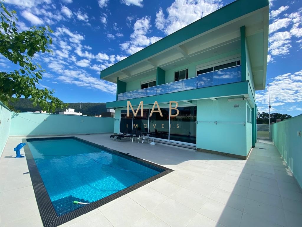Casa de alto padrão com 300 m² privativos, localizada em condomínio na Ilha do Francês, entre as praias dos Ingleses e Moçambique, a aproximadamente 6