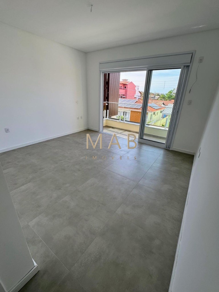 Imperdível casa de 3 quartos, 1 suíte, 2 salas, 2 banheiros, 2 vagas na cidade de Florianópolis-SC, bairro Ingleses do Rio Vermelho - 143m².