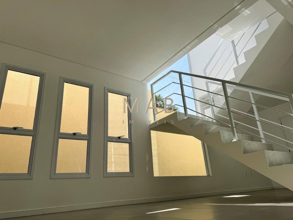 Imperdível casa de 3 quartos, 1 suíte, 2 salas, 2 banheiros, 2 vagas na cidade de Florianópolis-SC, bairro Ingleses do Rio Vermelho - 143m².