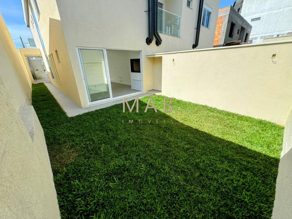Imperdível casa de 3 quartos, 1 suíte, 2 salas, 2 banheiros, 2 vagas na cidade de Florianópolis-SC, bairro Ingleses do Rio Vermelho - 143m².