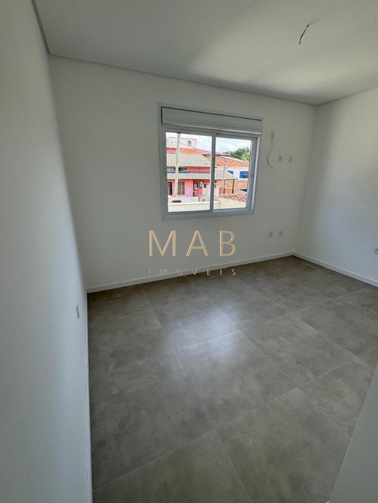 Imperdível casa de 3 quartos, 1 suíte, 2 salas, 2 banheiros, 2 vagas na cidade de Florianópolis-SC, bairro Ingleses do Rio Vermelho - 143m².