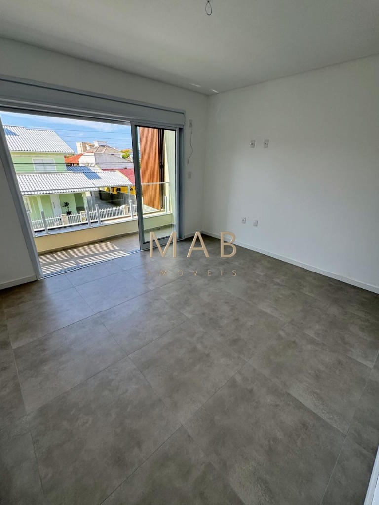 Imperdível casa de 3 quartos, 1 suíte, 2 salas, 2 banheiros, 2 vagas na cidade de Florianópolis-SC, bairro Ingleses do Rio Vermelho - 143m².