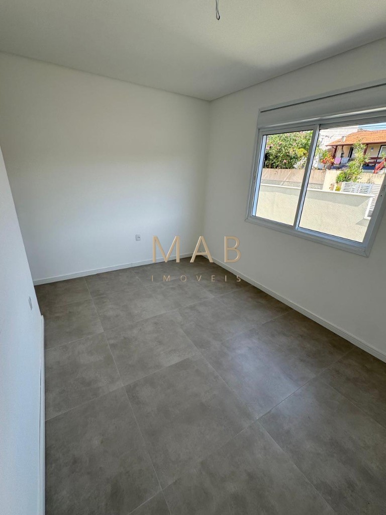 Imperdível casa de 3 quartos, 1 suíte, 2 salas, 2 banheiros, 2 vagas na cidade de Florianópolis-SC, bairro Ingleses do Rio Vermelho - 143m².