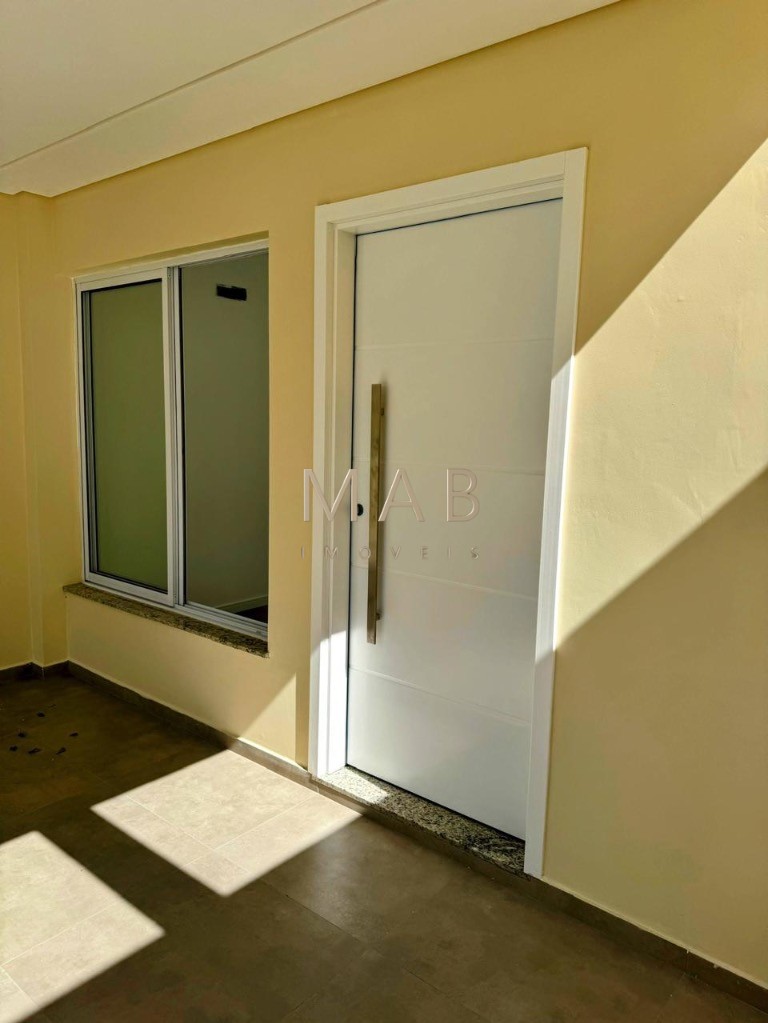 Imperdível casa de 3 quartos, 1 suíte, 2 salas, 2 banheiros, 2 vagas na cidade de Florianópolis-SC, bairro Ingleses do Rio Vermelho - 143m².