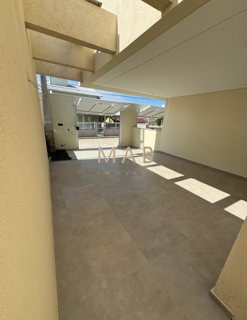 Imperdível casa de 3 quartos, 1 suíte, 2 salas, 2 banheiros, 2 vagas na cidade de Florianópolis-SC, bairro Ingleses do Rio Vermelho - 143m².