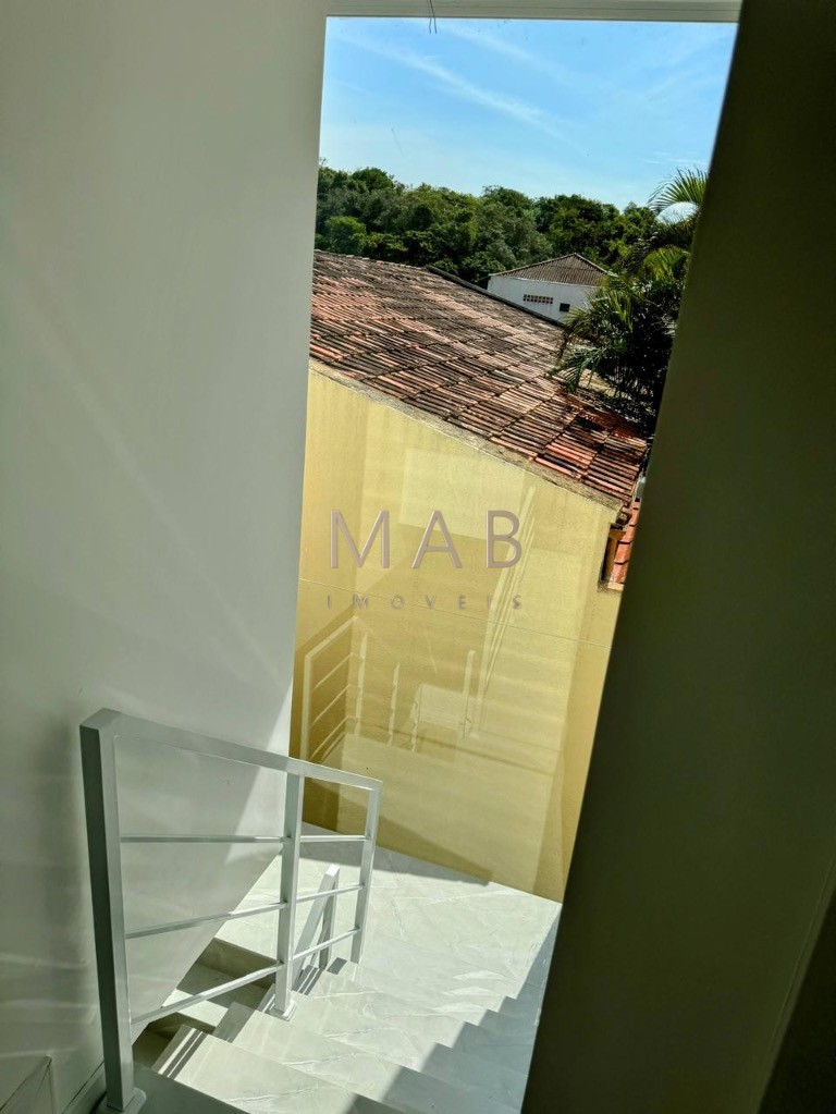 Imperdível casa de 3 quartos, 1 suíte, 2 salas, 2 banheiros, 2 vagas na cidade de Florianópolis-SC, bairro Ingleses do Rio Vermelho - 143m².