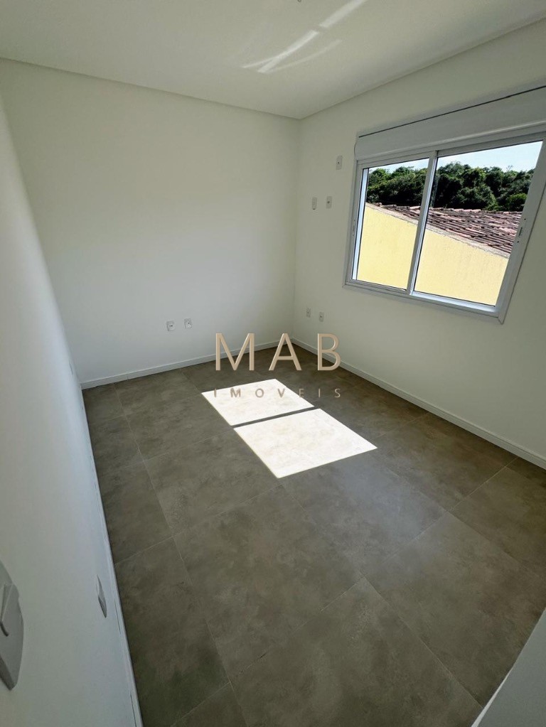 Imperdível casa de 3 quartos, 1 suíte, 2 salas, 2 banheiros, 2 vagas na cidade de Florianópolis-SC, bairro Ingleses do Rio Vermelho - 143m².