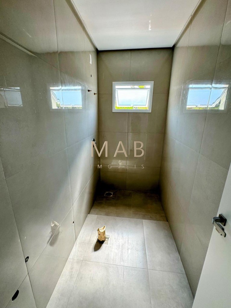 Imperdível casa de 3 quartos, 1 suíte, 2 salas, 2 banheiros, 2 vagas na cidade de Florianópolis-SC, bairro Ingleses do Rio Vermelho - 143m².