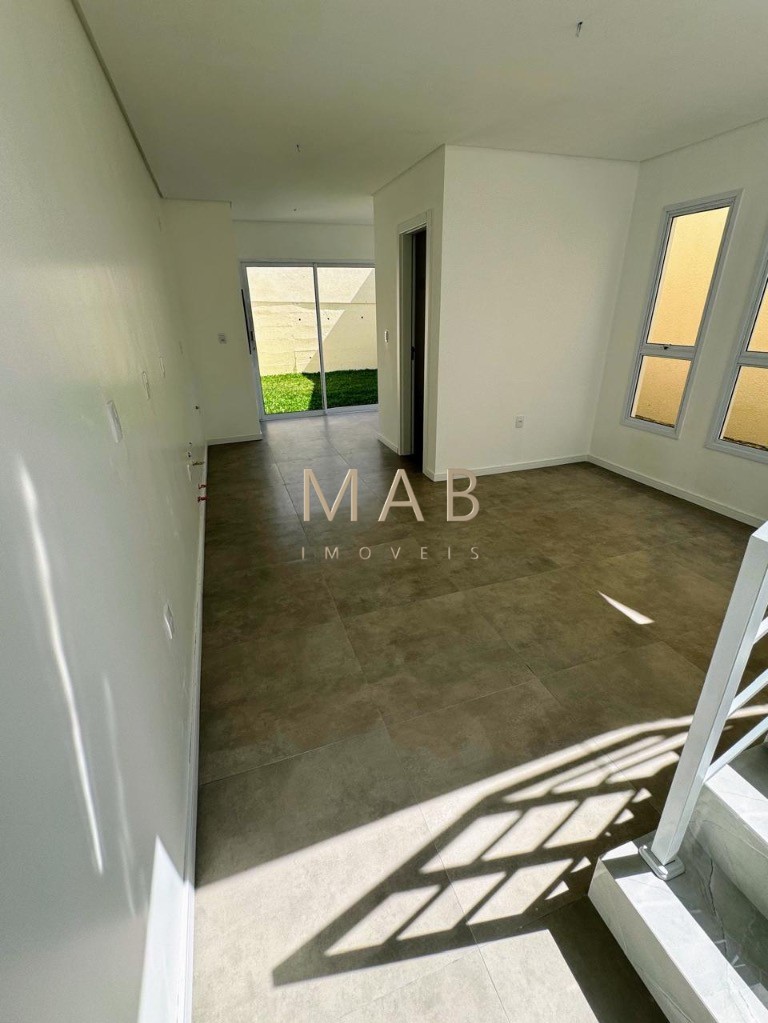 Imperdível casa de 3 quartos, 1 suíte, 2 salas, 2 banheiros, 2 vagas na cidade de Florianópolis-SC, bairro Ingleses do Rio Vermelho - 143m².