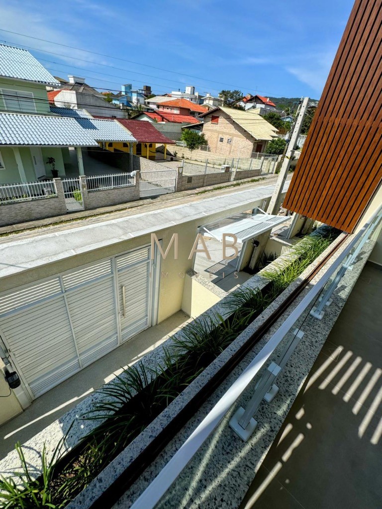 Imperdível casa de 3 quartos, 1 suíte, 2 salas, 2 banheiros, 2 vagas na cidade de Florianópolis-SC, bairro Ingleses do Rio Vermelho - 143m².