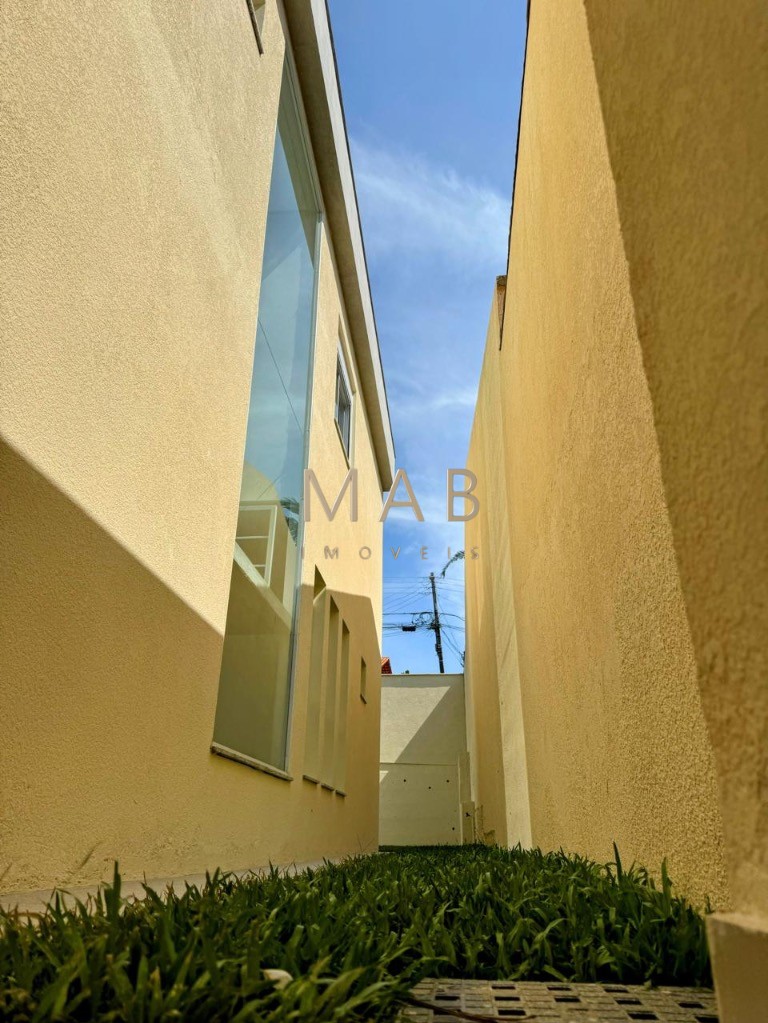 Imperdível casa de 3 quartos, 1 suíte, 2 salas, 2 banheiros, 2 vagas na cidade de Florianópolis-SC, bairro Ingleses do Rio Vermelho - 143m².