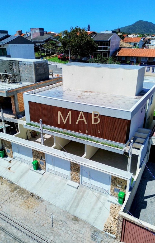 Imperdível casa de 3 quartos, 1 suíte, 2 salas, 2 banheiros, 2 vagas na cidade de Florianópolis-SC, bairro Ingleses do Rio Vermelho - 143m².
