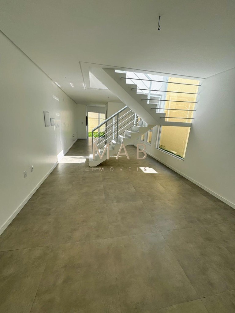 Imperdível casa de 3 quartos, 1 suíte, 2 salas, 2 banheiros, 2 vagas na cidade de Florianópolis-SC, bairro Ingleses do Rio Vermelho - 143m².