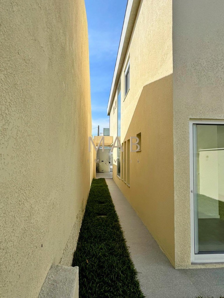 Imperdível casa de 3 quartos, 1 suíte, 2 salas, 2 banheiros, 2 vagas na cidade de Florianópolis-SC, bairro Ingleses do Rio Vermelho - 143m².
