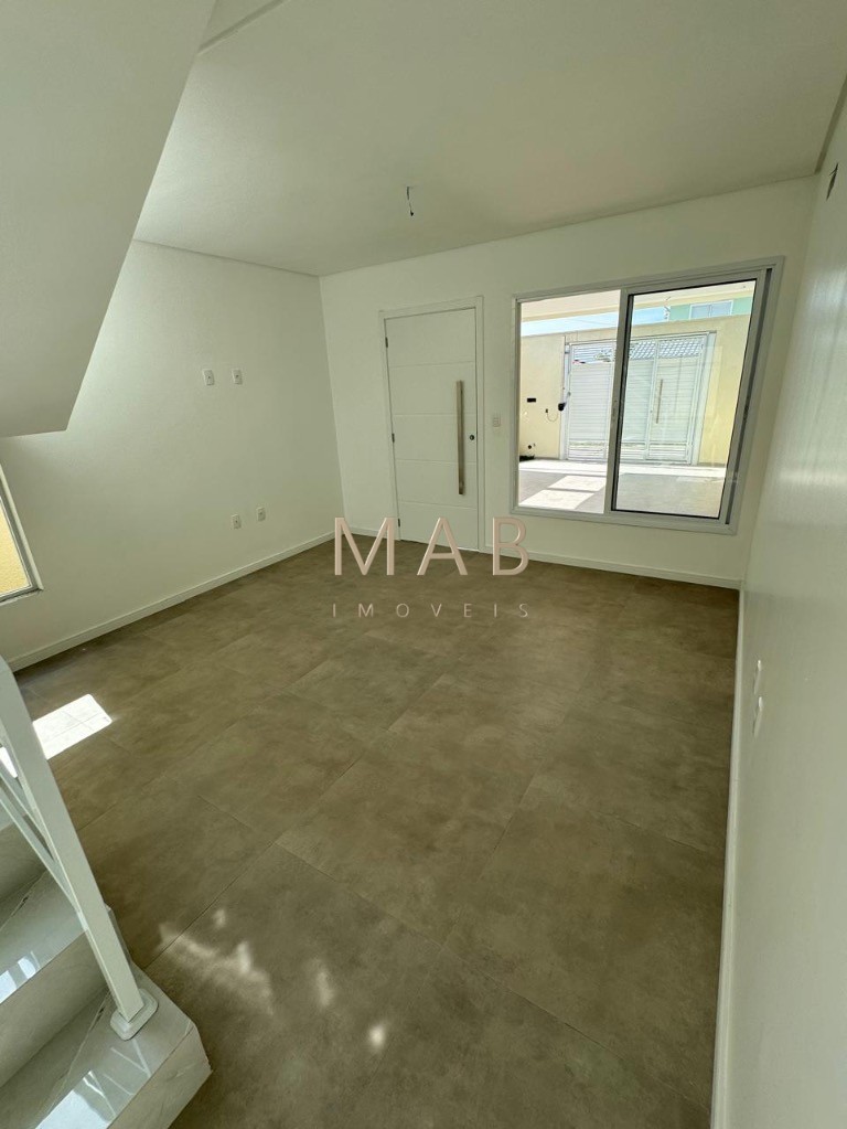 Imperdível casa de 3 quartos, 1 suíte, 2 salas, 2 banheiros, 2 vagas na cidade de Florianópolis-SC, bairro Ingleses do Rio Vermelho - 143m².