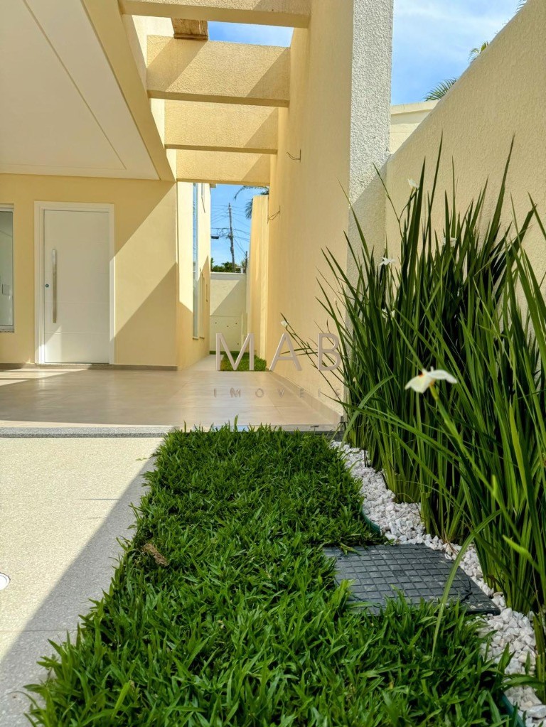 Imperdível casa de 3 quartos, 1 suíte, 2 salas, 2 banheiros, 2 vagas na cidade de Florianópolis-SC, bairro Ingleses do Rio Vermelho - 143m².