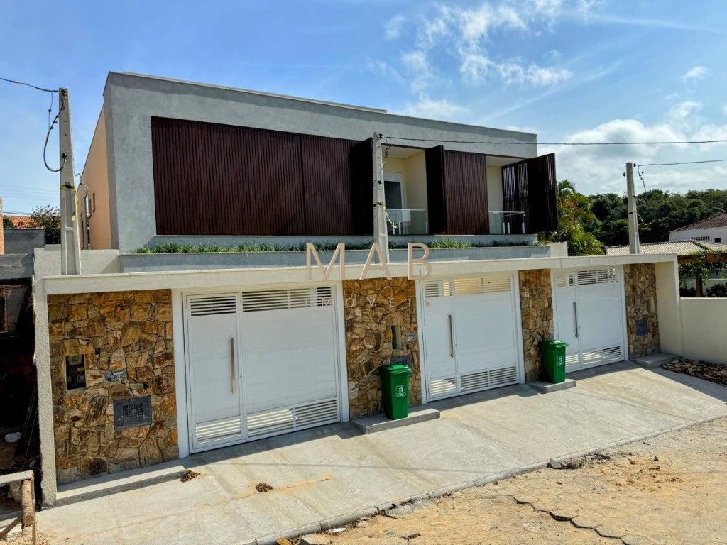 Imperdível casa de 3 quartos, 1 suíte, 2 salas, 2 banheiros, 2 vagas na cidade de Florianópolis-SC, bairro Ingleses do Rio Vermelho - 143m².