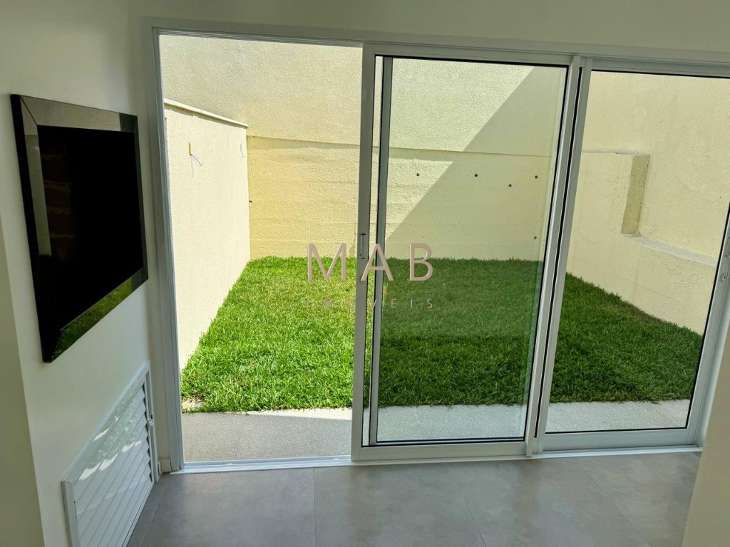 Imperdível casa de 3 quartos, 1 suíte, 2 salas, 2 banheiros, 2 vagas na cidade de Florianópolis-SC, bairro Ingleses do Rio Vermelho - 143m².