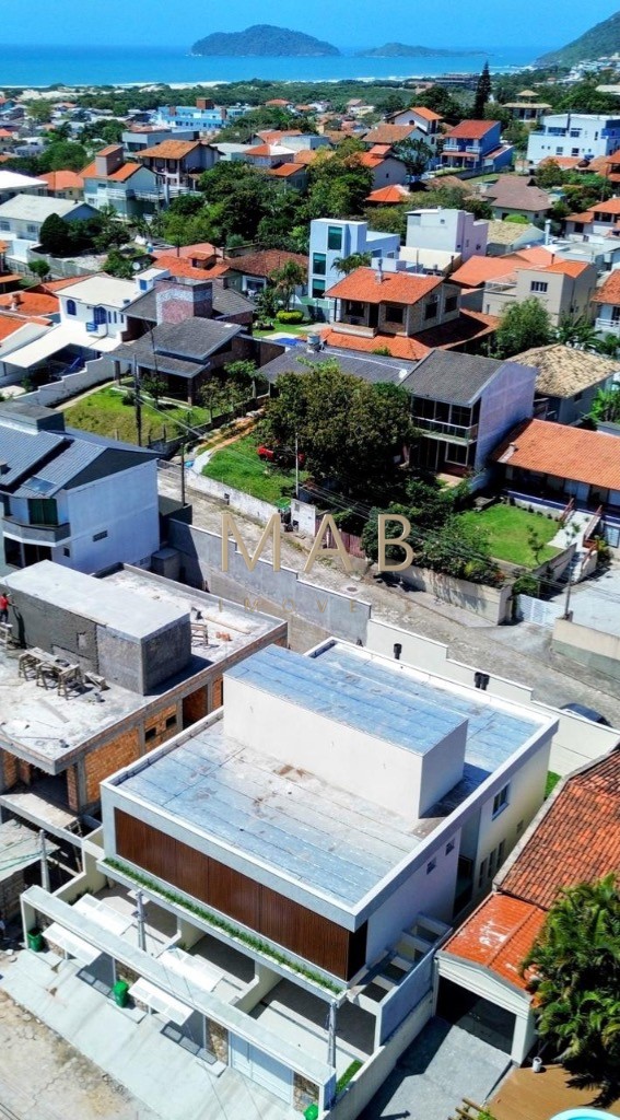 Imperdível casa de 3 quartos, 1 suíte, 2 salas, 2 banheiros, 2 vagas na cidade de Florianópolis-SC, bairro Ingleses do Rio Vermelho - 143m².