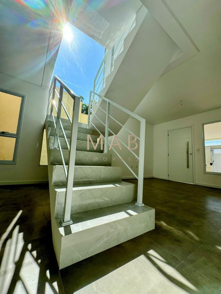 Imperdível casa de 3 quartos, 1 suíte, 2 salas, 2 banheiros, 2 vagas na cidade de Florianópolis-SC, bairro Ingleses do Rio Vermelho - 143m².