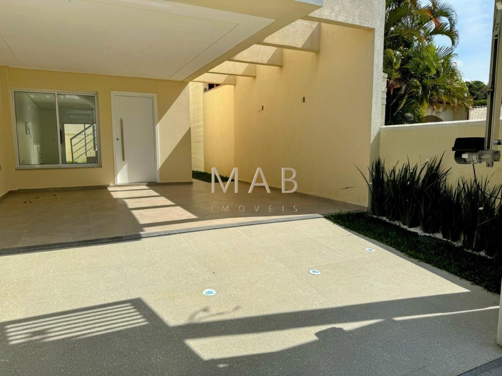 Imperdível casa de 3 quartos, 1 suíte, 2 salas, 2 banheiros, 2 vagas na cidade de Florianópolis-SC, bairro Ingleses do Rio Vermelho - 143m².