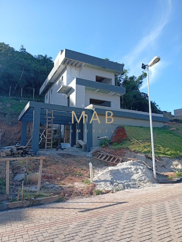 Espetacular casa à venda em Florianópolis-SC, no bairro Ingleses! 3 quartos sendo 2 suítes, 3 salas, 4 banheiros, 3 vagas de garagem, 326,00m².