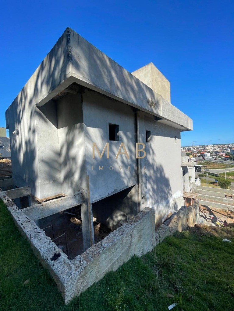Espetacular casa à venda em Florianópolis-SC, no bairro Ingleses! 3 quartos sendo 2 suítes, 3 salas, 4 banheiros, 3 vagas de garagem, 326,00m².
