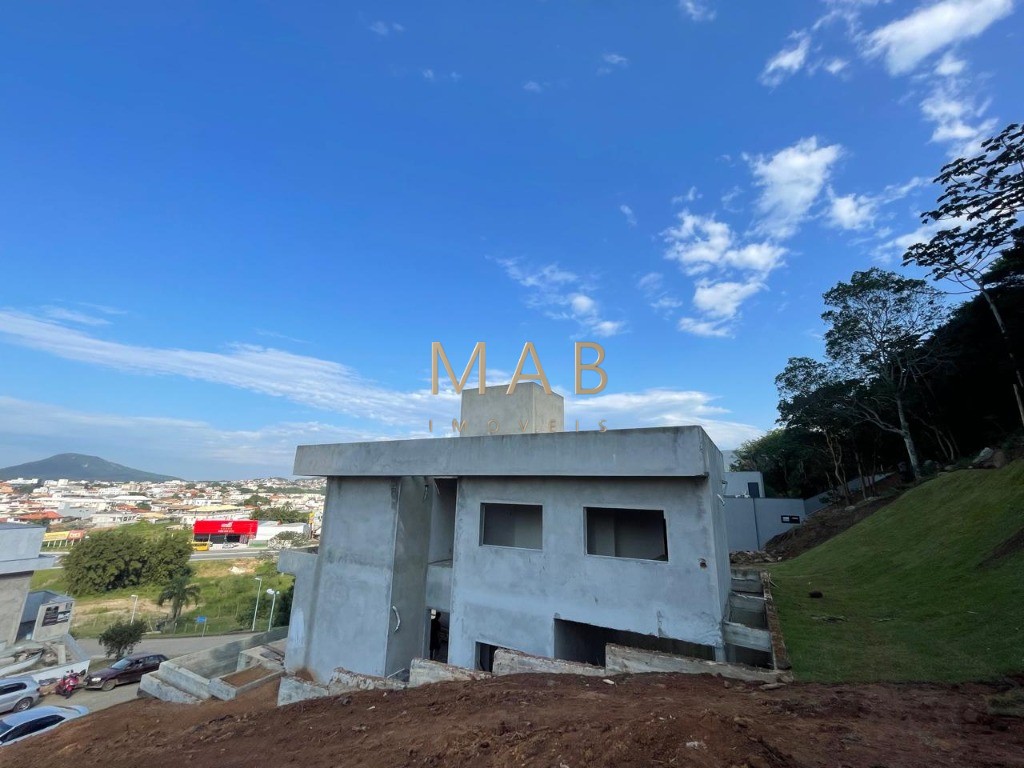 Espetacular casa à venda em Florianópolis-SC, no bairro Ingleses! 3 quartos sendo 2 suítes, 3 salas, 4 banheiros, 3 vagas de garagem, 326,00m².