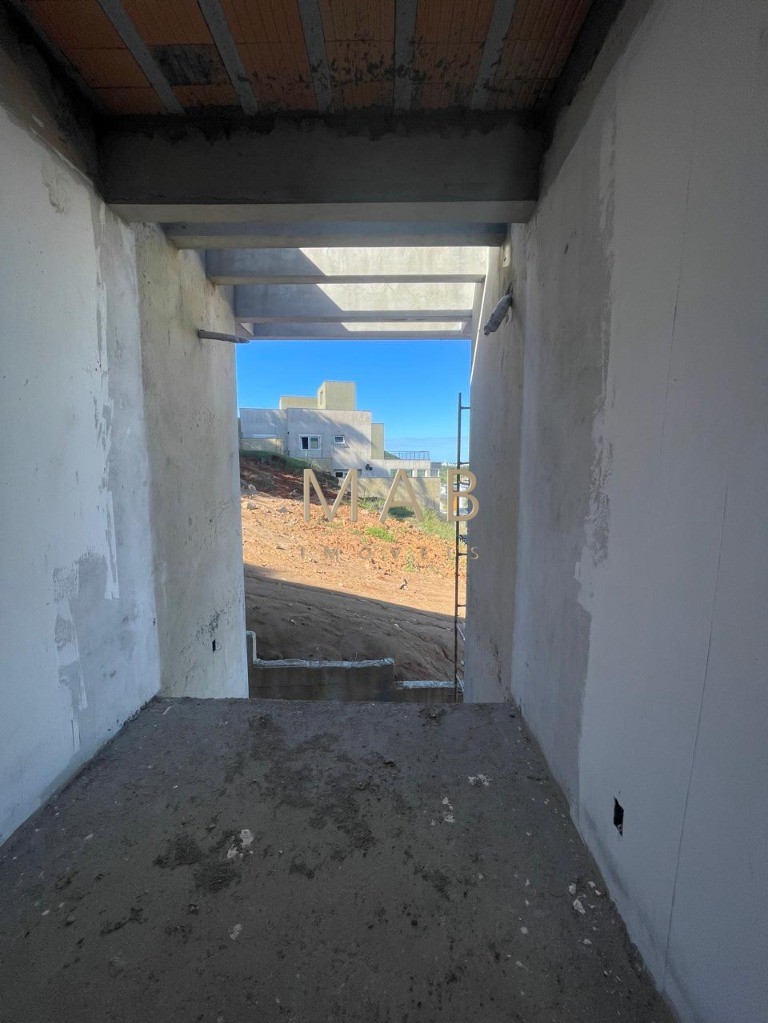 Espetacular casa à venda em Florianópolis-SC, no bairro Ingleses! 3 quartos sendo 2 suítes, 3 salas, 4 banheiros, 3 vagas de garagem, 326,00m².